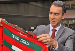 Apresentador da Globo é presentado com camisa da Lusa