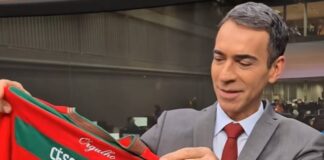César Tralli recebe camisa da Lusa