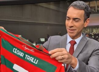 César Tralli recebe camisa da Lusa