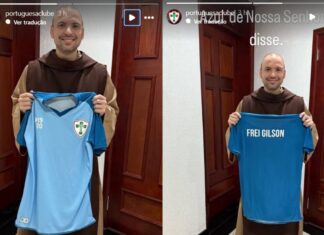 Frei Gilson posa com camisa da Portuguesa