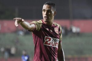 Lesões na coxa tiram Lohan e Denis de combate por três semanas