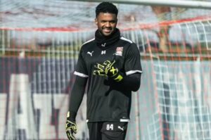 Lembra dele? Ex-goleiro da Lusa bate recorde no futebol europeu
