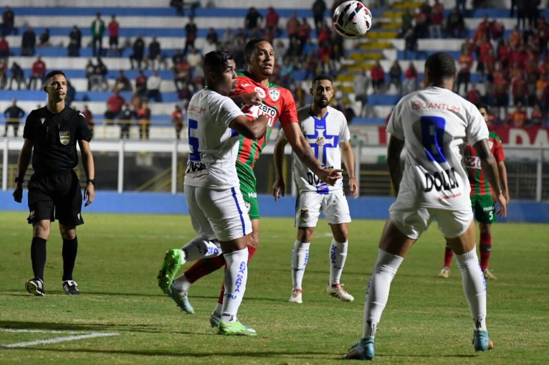 Jogo entre Portuguesa e Água Santa pela Série D