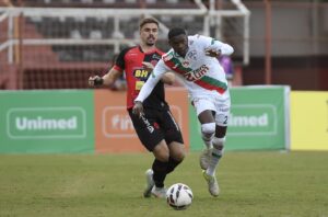 Lusa tem desempenho irregular fora de casa e volta a perder após cinco jogos