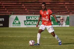 Ex-volante da Lusa não passa em exames e negociação com Grêmio é cancelada
