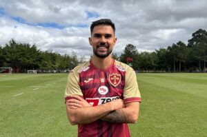 Carlos Eduardo chega ao Brasil e promete entrega total na Portuguesa