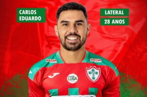 Portuguesa anuncia lateral direito Carlos Eduardo como novo reforço