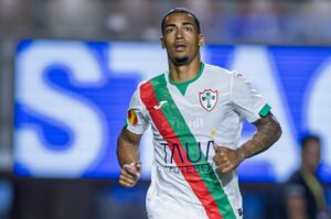 De volta após lesão, Denis destaca união na Portuguesa: “Somos uma família”