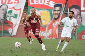 Meia da Lusa fala sobre relação com a torcida e respalda Cauan de Almeida