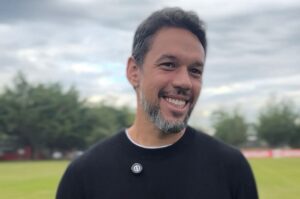 Ídolo e ex-capitão da Lusa, Marco Antônio visita o elenco no CT