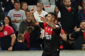 Ex-atacante da Lusa faz gol do meio de campo na Série B