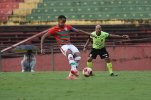 Para capitão da Portuguesa, clássico contra o Corinthians pelo Paulista Sub-20 exige “pés no chão”