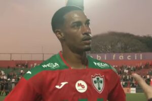 Denis marca primeiro gol como profissional e celebra vitória da Portuguesa