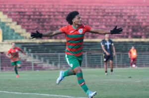 Keven Coloni celebra estreia na Portuguesa e exalta torcida