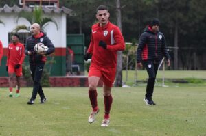 Robson celebra retorno após cirurgia: “Feliz em voltar a treinar sem dor”