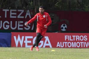 Tauã define jogo contra o Água Santa como “decisivo” para a Portuguesa e convoca torcida