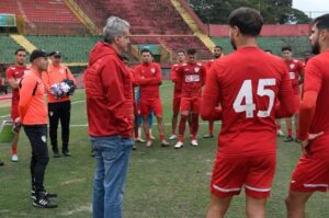 Em recuperação, Bourgeois apoia o time da Portuguesa antes de decisão na Série D
