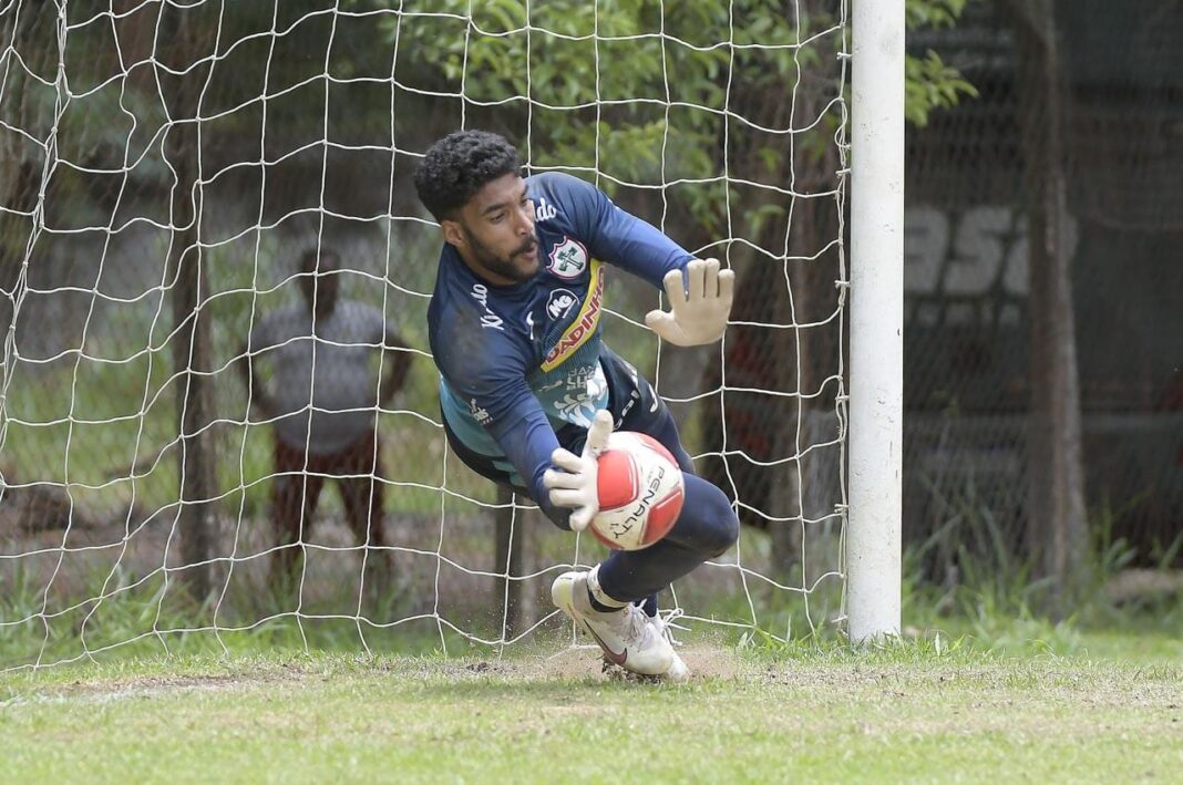 estevao-goleiro