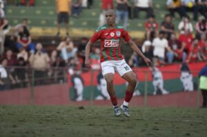 Portuguesa anuncia renovação do volante Rômulo, destaque do sub-20