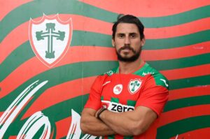 Portuguesa anuncia ex-meia do Benfica como primeiro reforço para 2026