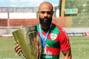 Zagueiro campeão pela Portuguesa anuncia aposentadoria e inicia nova função