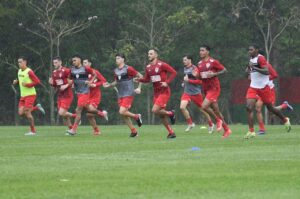 Elenco da Portuguesa realiza primeiro treino em campo sob comando de Fábio Matias