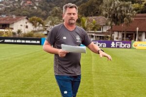 Fábio Matias ministra aulas no Curso de Treinadores da CBF na Granja Comary